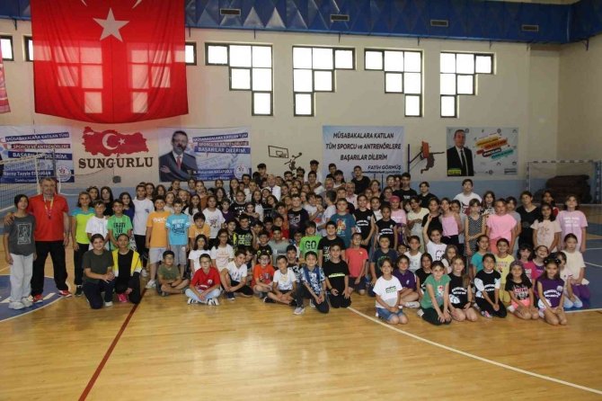 Başkan Şahiner’den Genç Sporculara Forma Desteği