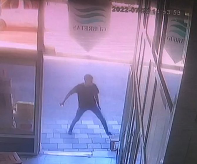 İ̇ş Yeri Önünde Oturan Husumetlisini Defalarca Bıçakladı