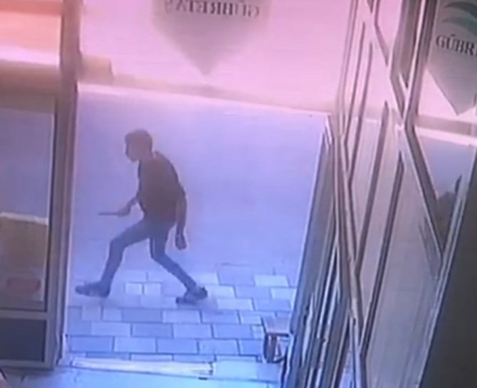 İ̇ş Yeri Önünde Oturan Husumetlisini Defalarca Bıçakladı