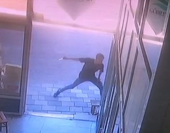 İ̇ş Yeri Önünde Oturan Husumetlisini Defalarca Bıçakladı