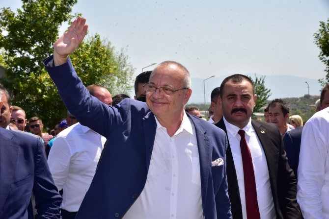 Büyükşehir Çalışanlarından Maaş Zammına Davullu Zurnalı Kutlama