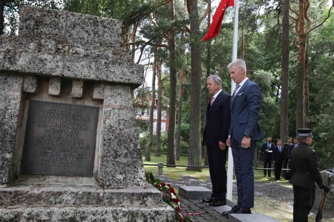 Bakan Akar, Letonya’daki Cesis Türk Şehitliği’ni Ziyaret Etti