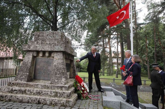 Bakan Akar, Letonya’daki Cesis Türk Şehitliği’ni Ziyaret Etti