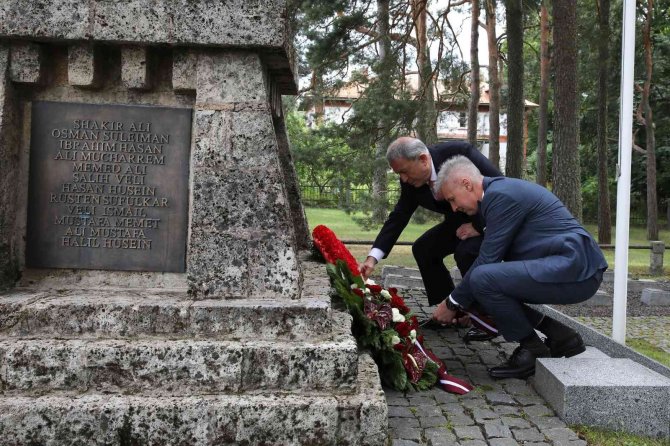 Bakan Akar, Letonya’daki Cesis Türk Şehitliği’ni Ziyaret Etti