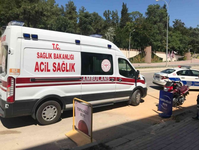 Motosiklete Çarparak Sürücüsünü Yaraladı, Olay Yerinden Kaçtı
