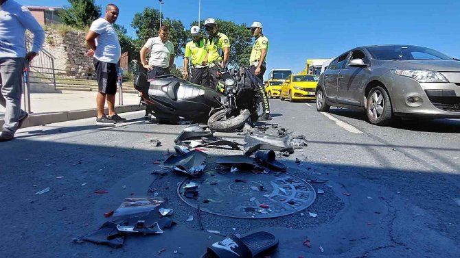 Fatih’te Park Halinde Otomobile Çarpan Motosikletli Yaralandı