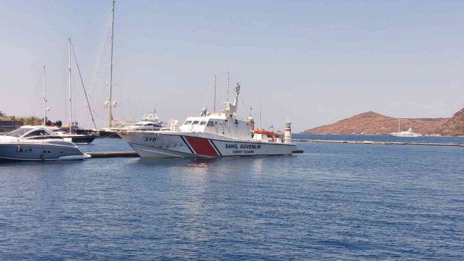 Bodrum’da Kaçmaya Çalışan Lüks Yat, Ateş Açılarak Durduruldu