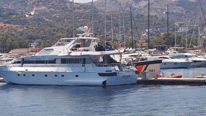 Bodrum’da Kaçmaya Çalışan Lüks Yat, Ateş Açılarak Durduruldu