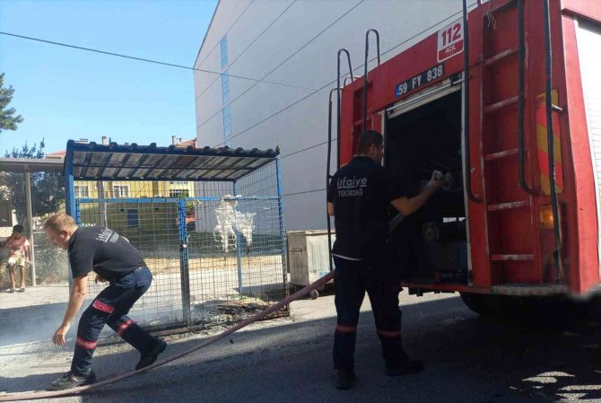 Yanan Geri Dönüşüm Konteynırını Vatandaşlar Söndürdü
