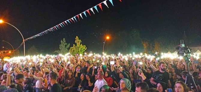 Buray Konser Verdi Balta Ve Satırla Dondurma Kesti