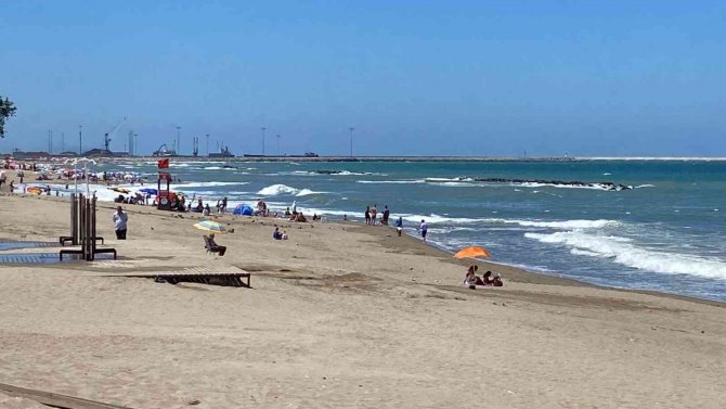 O Bölgelerde Kırmızı Bayrak Asıldı, Denize Girmek Yasaklandı