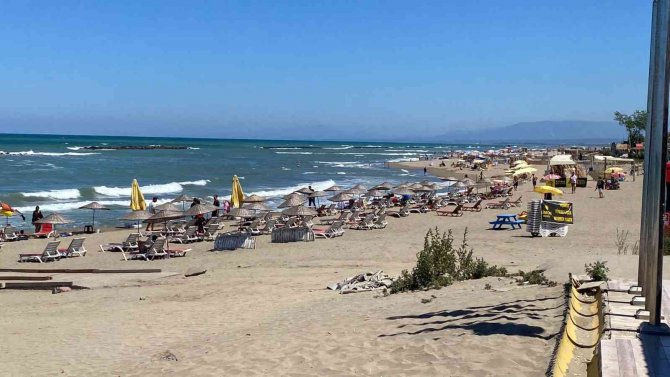 O Bölgelerde Kırmızı Bayrak Asıldı, Denize Girmek Yasaklandı