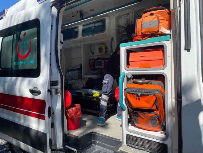 Otomobil Uçuruma Yuvarlandı: 3 Yaralı