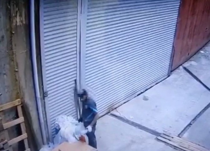 Sancaktepe’de İş Yerinin Önünde Bulunan Malzemeleri Çalan Hırsız Kamerada