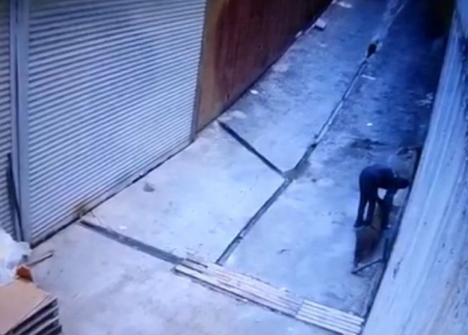 Sancaktepe’de İş Yerinin Önünde Bulunan Malzemeleri Çalan Hırsız Kamerada