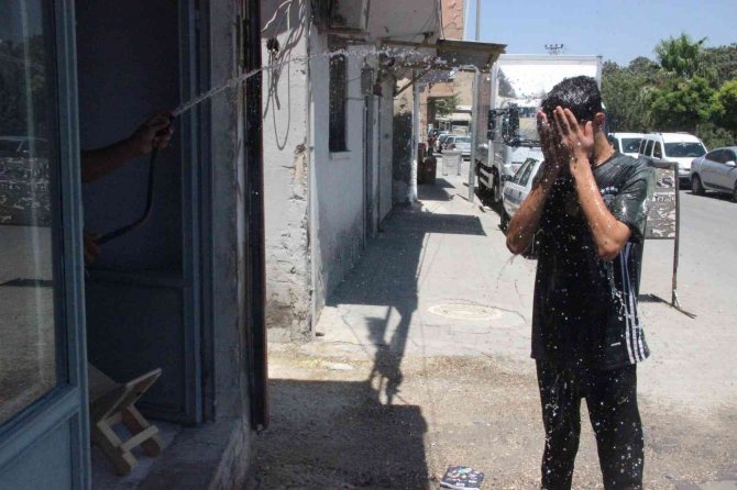 Sıcaktan Bunalan Çocuklar Süs Havuzlarında Serinledi