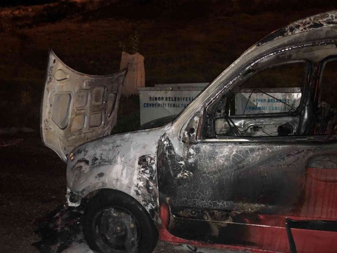 Sinop’ta Hafif Ticari Araç Alev Alev Yandı
