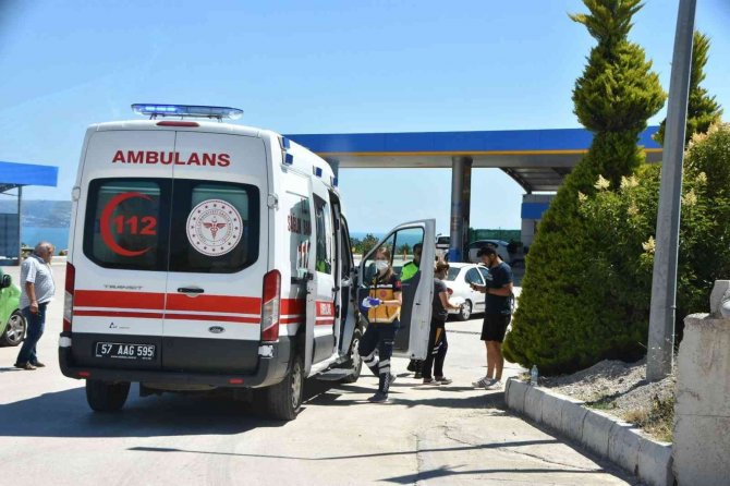 Hafif Ticari Araç Tıra Çarptı: 1 Yaralı