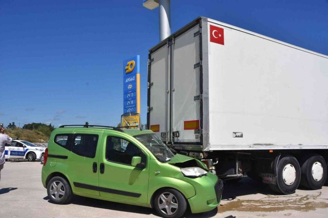 Hafif Ticari Araç Tıra Çarptı: 1 Yaralı