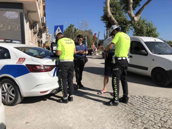 Aniden Yola Atlayan Çocuğa Otomobil Çarptı