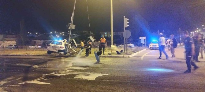 Kamyona Arkadan Çarpan Otomobildeki 2 Kişi Ağır Yaralandı