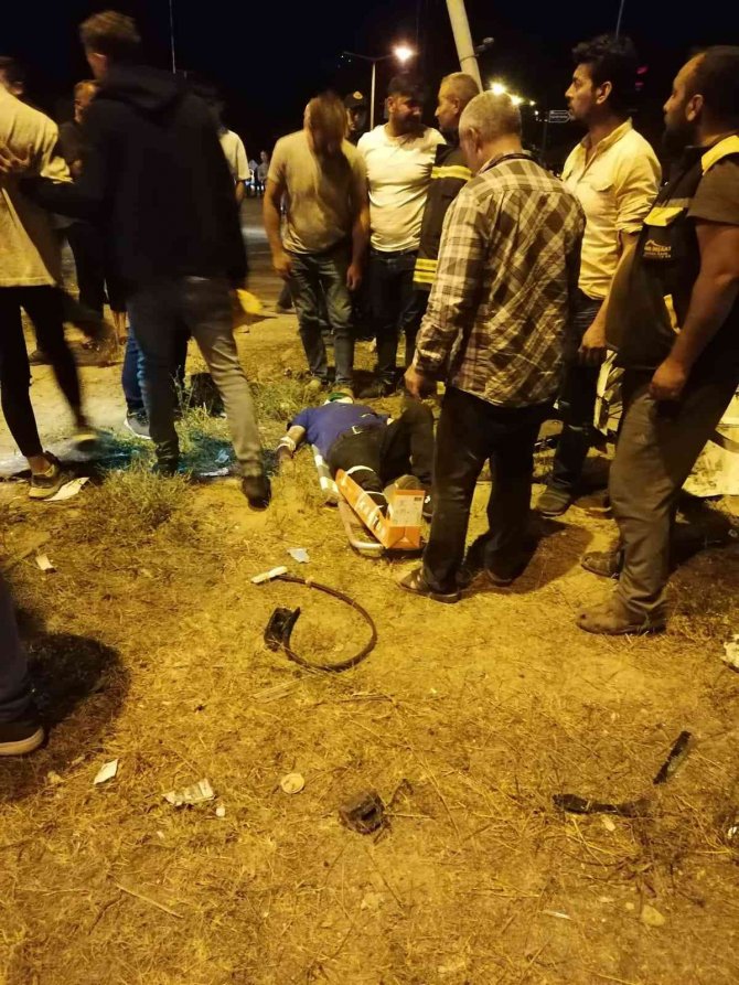 Kamyona Arkadan Çarpan Otomobildeki 2 Kişi Ağır Yaralandı