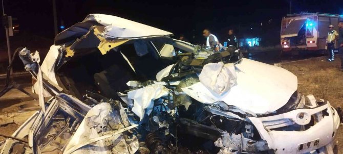 Kamyona Arkadan Çarpan Otomobildeki 2 Kişi Ağır Yaralandı