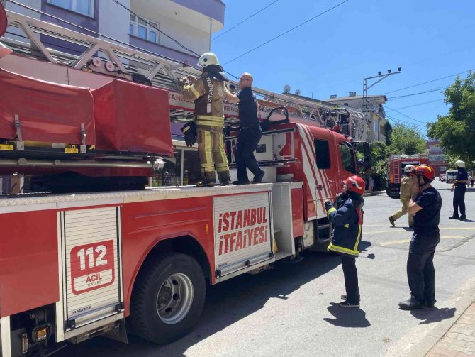 Sultanbeyli’de 3 Katlı Binanın Çatısı Alevlere Teslim Oldu
