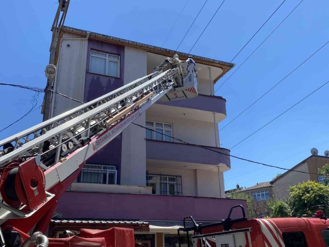Sultanbeyli’de 3 Katlı Binanın Çatısı Alevlere Teslim Oldu
