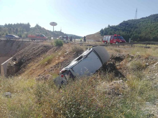 Tokat’ta Hafif Ticari Araç Şarampole Devrildi: 3 Yaralı