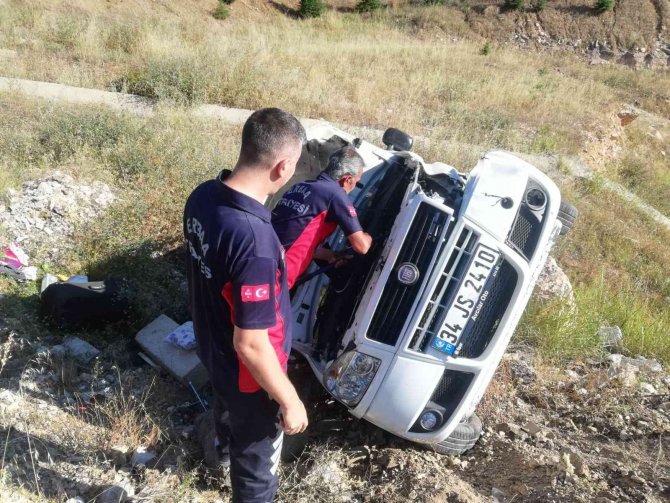 Tokat’ta Hafif Ticari Araç Şarampole Devrildi: 3 Yaralı