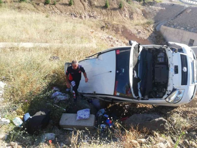 Tokat’ta Hafif Ticari Araç Şarampole Devrildi: 3 Yaralı