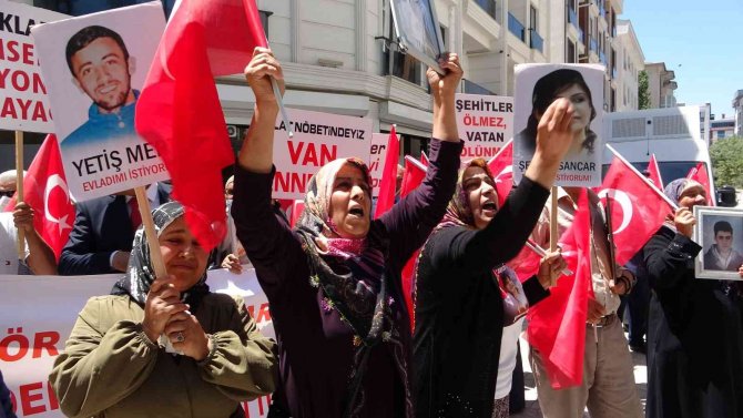 Vanlı Annelerin Evlat Nöbeti Sürüyor