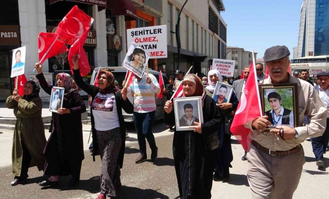 Vanlı Annelerin Evlat Nöbeti Sürüyor