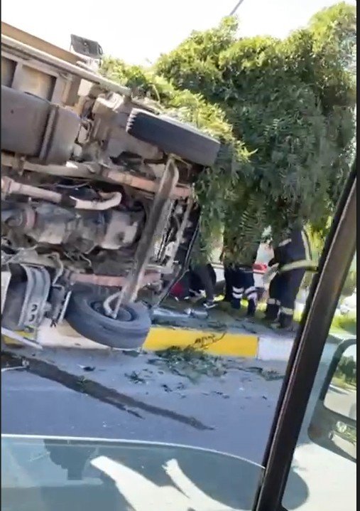 Yalova’da Virajı Alamayan Kamyonet Devrildi