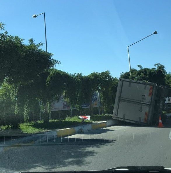 Yalova’da Virajı Alamayan Kamyonet Devrildi