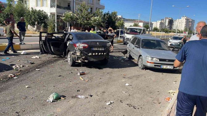 Kontrolden Çıkan Otomobil Park Halindeki Araçlara Çarptı: 2 Yaralı