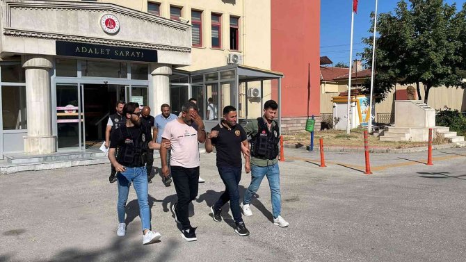 Stepne Lastiğinde 13 Kilogram Metamfetamin İle Yakalanan 4 Şüpheli Tutuklandı
