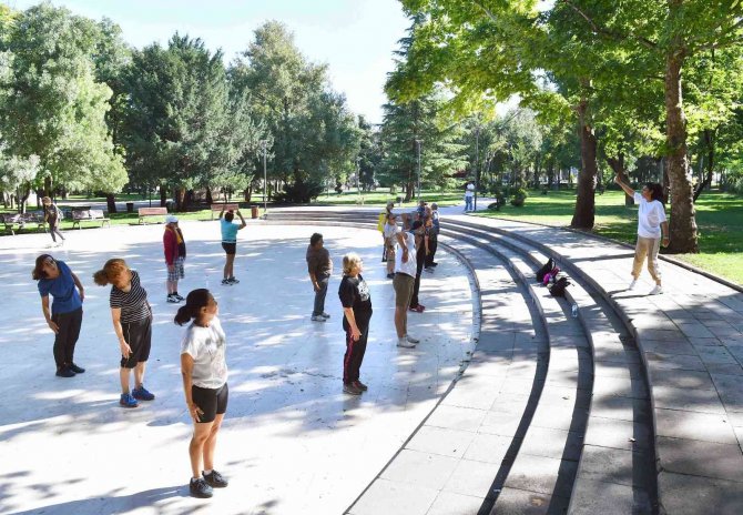 Başkentliler Güne Büyükşehir Parklarında Sporla Başlıyor