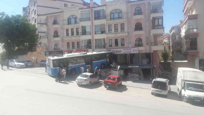 Frenleri Arızalanan Belediye Otobüsü Dükkana Daldı