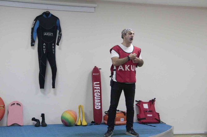 Tatvan’da ‘Suda Tekniki Cankurtaran Eğitimi’ Verildi