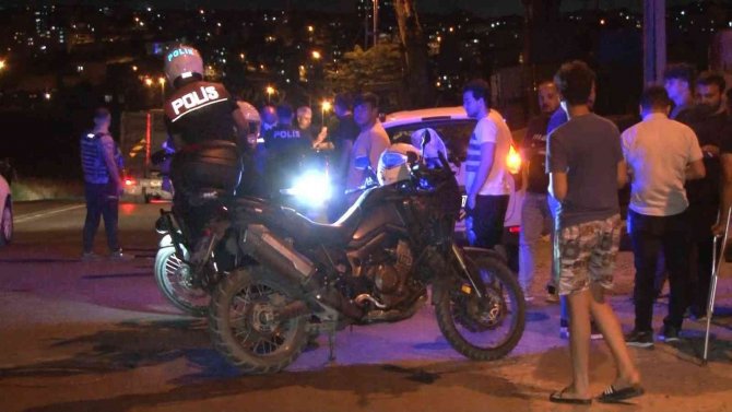 Avcılar’da Fabrika Yangınının Çıktığı Caddede Trafik Akışını Sağlayan Bekçiye Araba Çarptı
