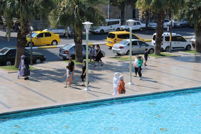 Efeler’de Sıcak Hava Bunalttı, Vatandaşlar Gölgelere Akın Etti