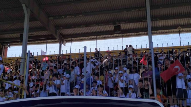 Bağcılar Yaz Spor Okulunun Kapanışında Ünlüler Maç Yaptı