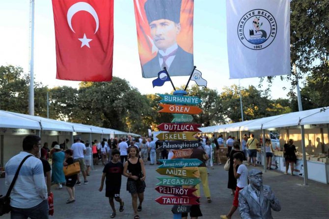 3. Burhaniye Kitap Fuarı’nda Yazarlar Okuyucularla Buluştu