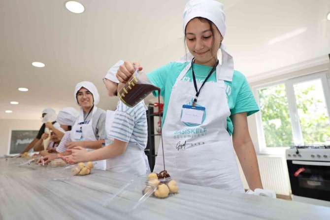 Minik Şefler Hem Lezzetli Tarifler Öğreniyor Hem De Eğleniyor