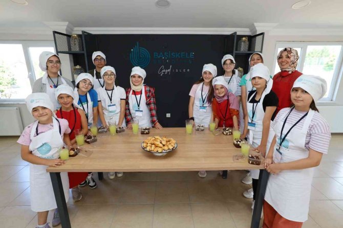 Minik Şefler Hem Lezzetli Tarifler Öğreniyor Hem De Eğleniyor