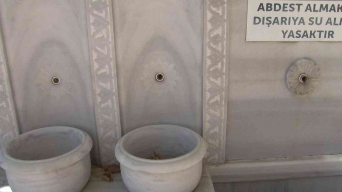 Ümraniye’de Hayrat Çeşmesinin Musluğunu Çalan Hırsız Kamerada