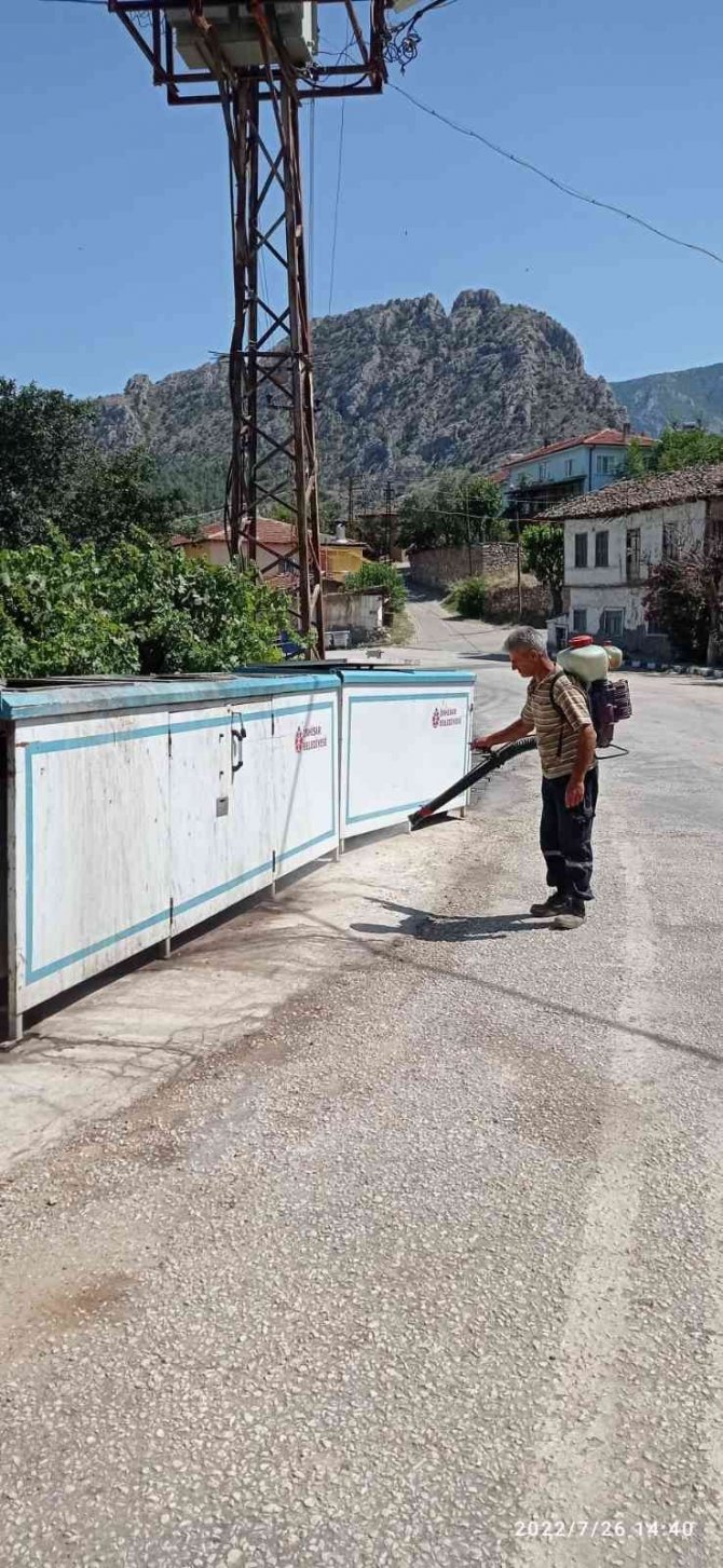 Çöp Konteynerleri Yerinde İlaçlanarak Dezenfekte Ediliyor