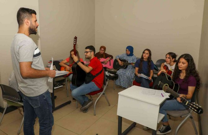 Diyarbakırlı Gençler Sanat Kurslarıyla Yazı Dolu Dolu Geçiriyor